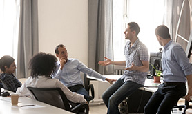 Bagaimana Meningkatkan Keterampilan Mendengarkan Aktif untuk Menonjol