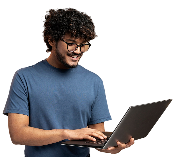 رجل يعمل على الكمبيوتر المحمول